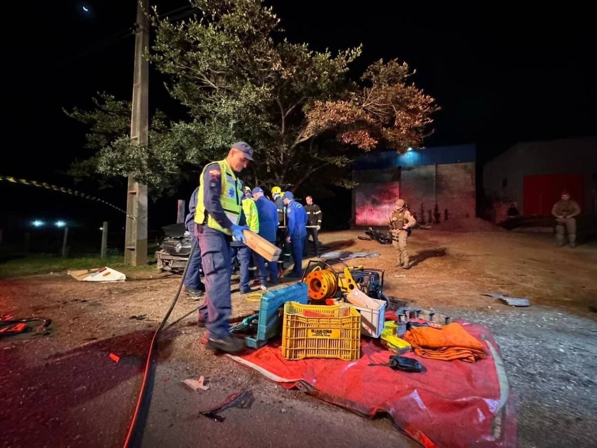 Colisão frontal entre carro e ônibus deixa motorista morto em Criciúma — foto 3