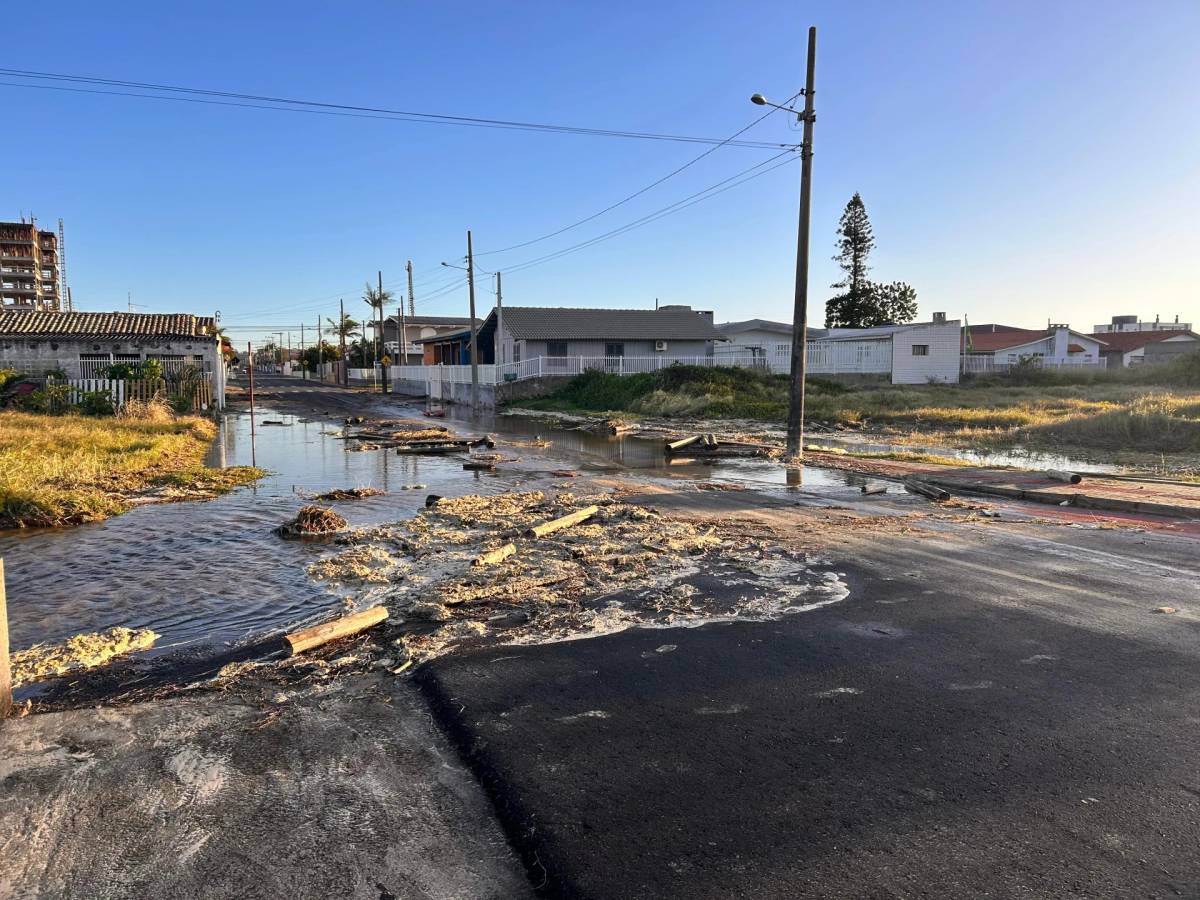 Vento: ressaca do mar provoca estragos em Balneário Rincão — foto 4