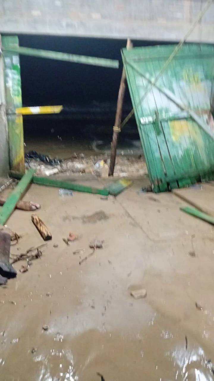 Maré alta causa alagamentos e pescadores passam madrugada tensa na Praia do Cardoso — foto 1