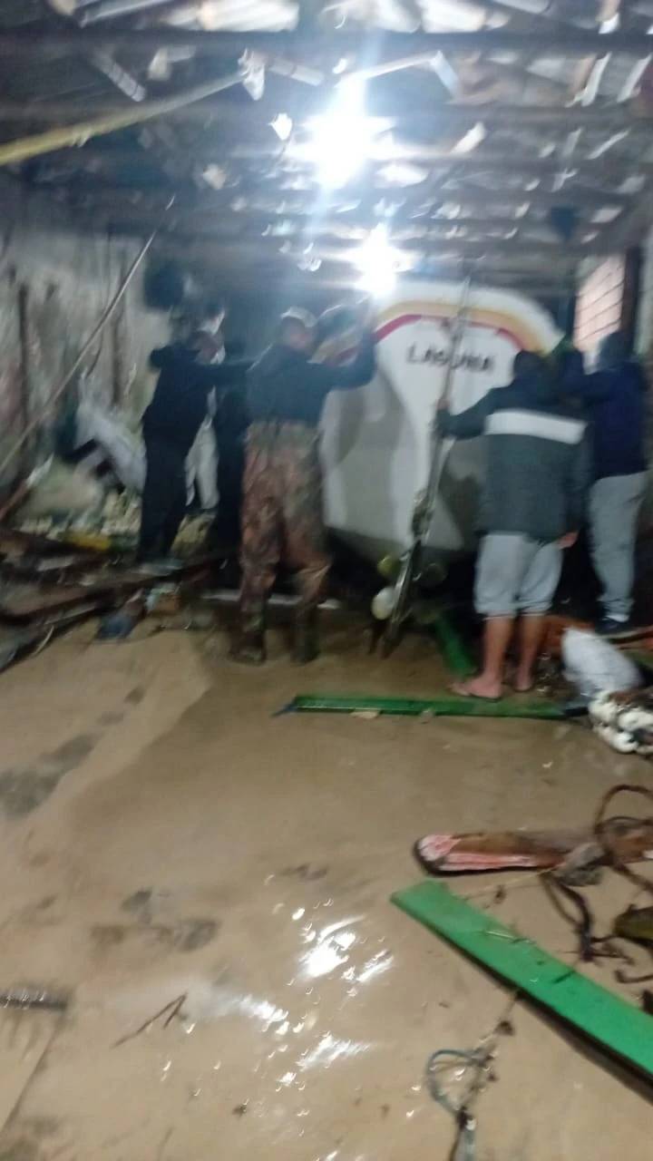 Maré alta causa alagamentos e pescadores passam madrugada tensa na Praia do Cardoso — foto 2