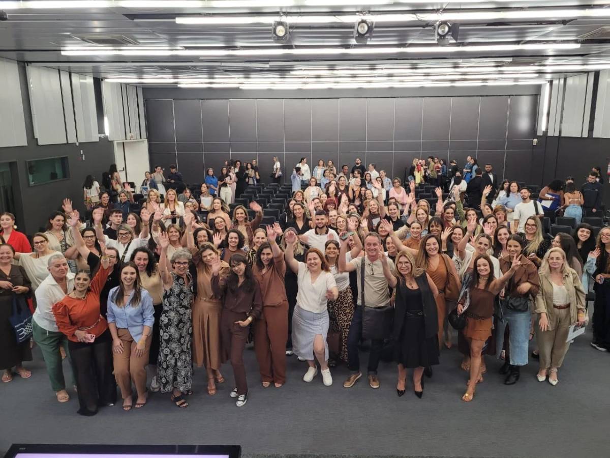 Acic recebe estilista em palestra sobre as tendências do inverno 2026 — foto 2