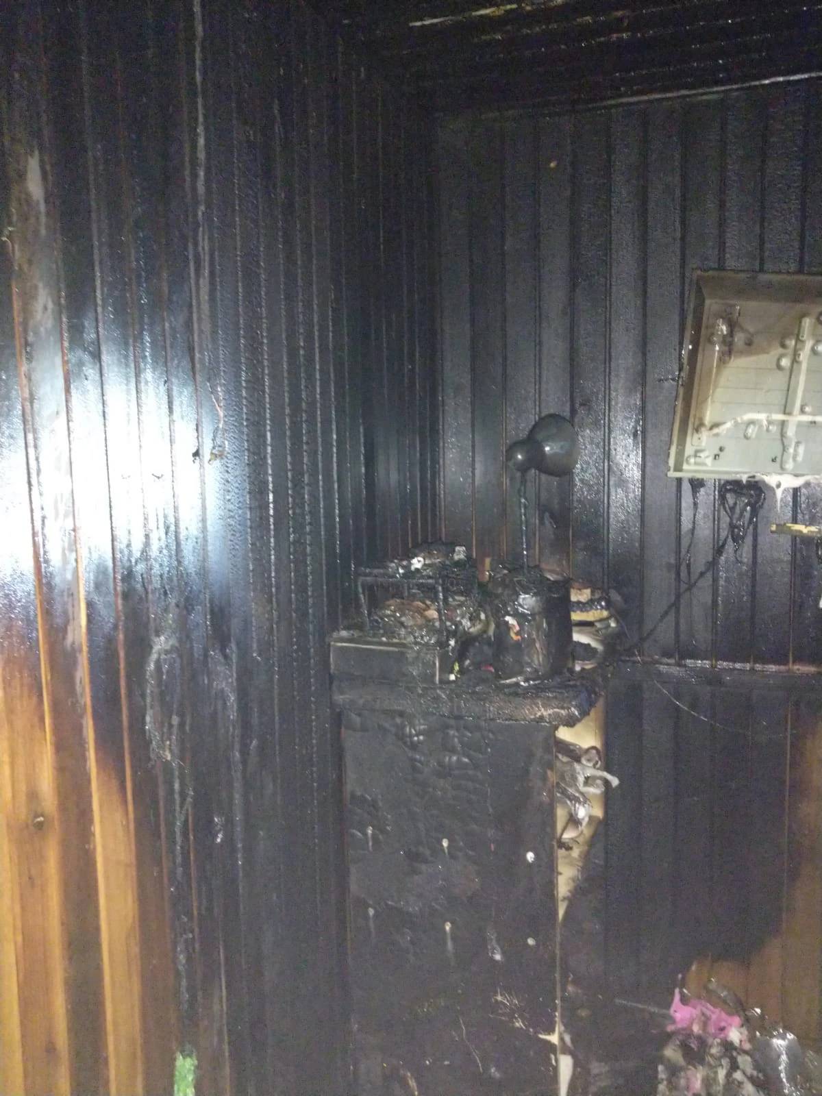 Vizinhos usam mangueiras de jardim para conter incêndio em Criciúma — foto 1