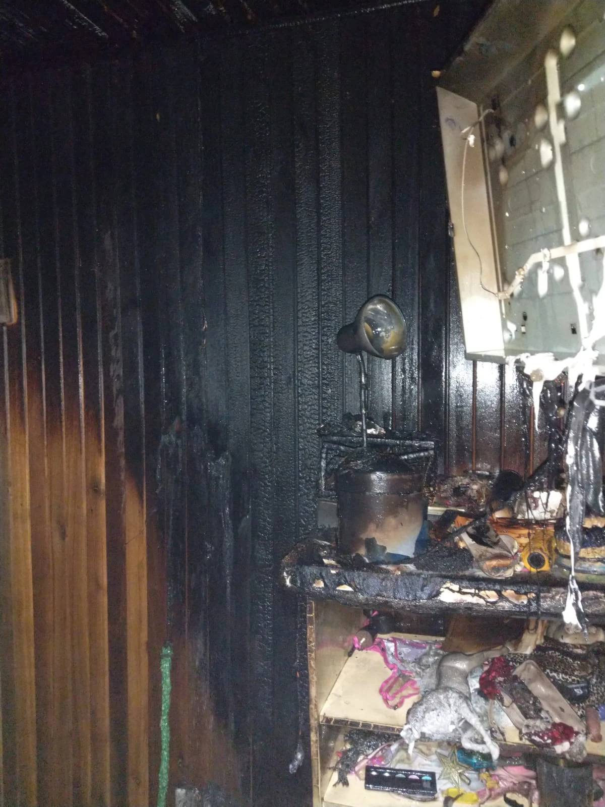 Vizinhos usam mangueiras de jardim para conter incêndio em Criciúma — foto 2