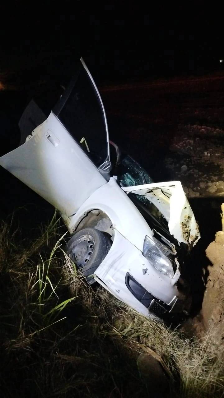 Carro sai da pista, cai em vala e deixa cinco pessoas feridas na SC-108 — foto 2