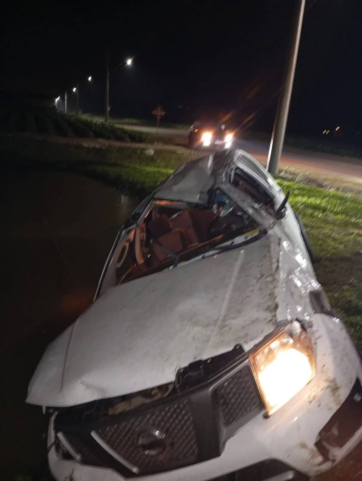 Idoso fica ferido após capotamento de carro — foto 1