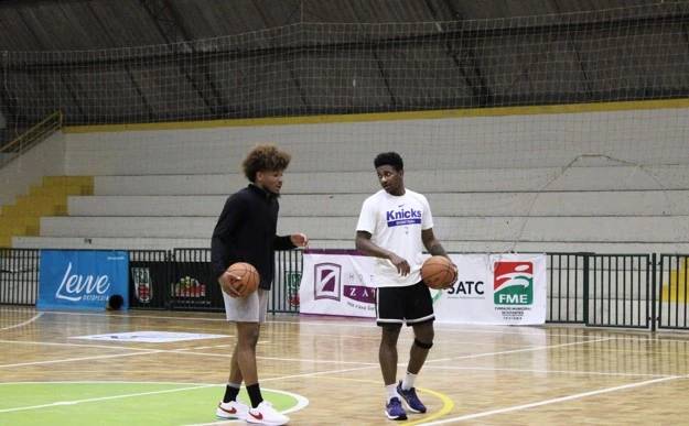 Jogador da NBA treina com namorada criciumense em ginásio da Satc — foto 1