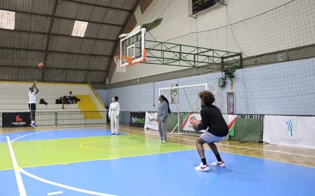 Jogador da NBA treina com namorada criciumense em ginásio da Satc — foto 2