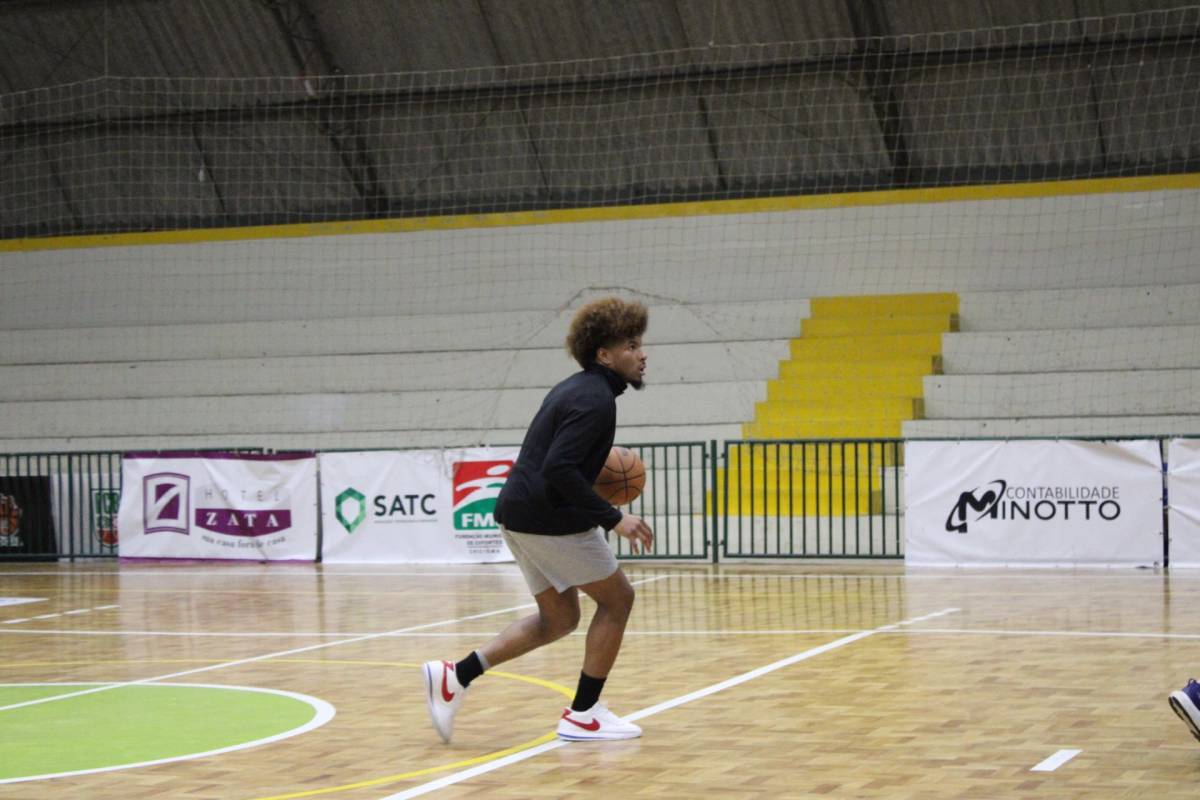 Jogador da NBA treina com namorada criciumense em ginásio da Satc — foto 3