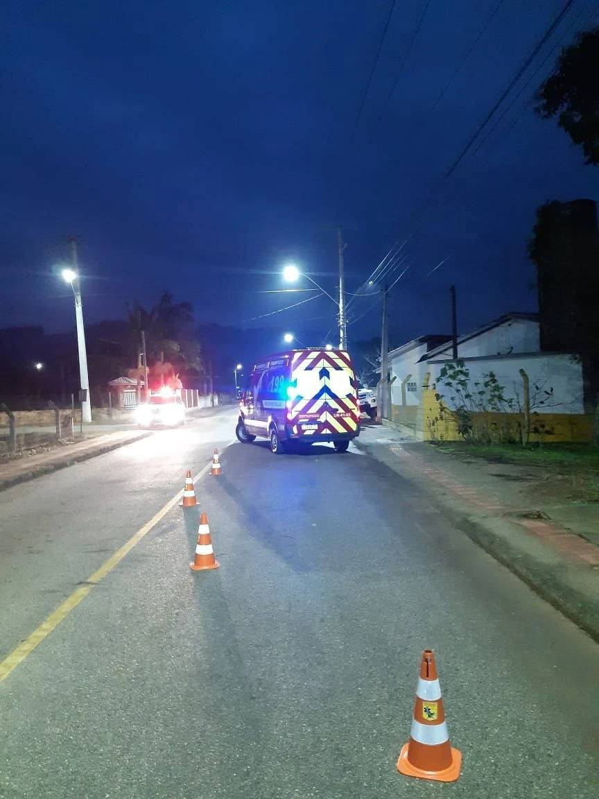 Carro colide em muro de residência após perder o controle da direção — foto 1