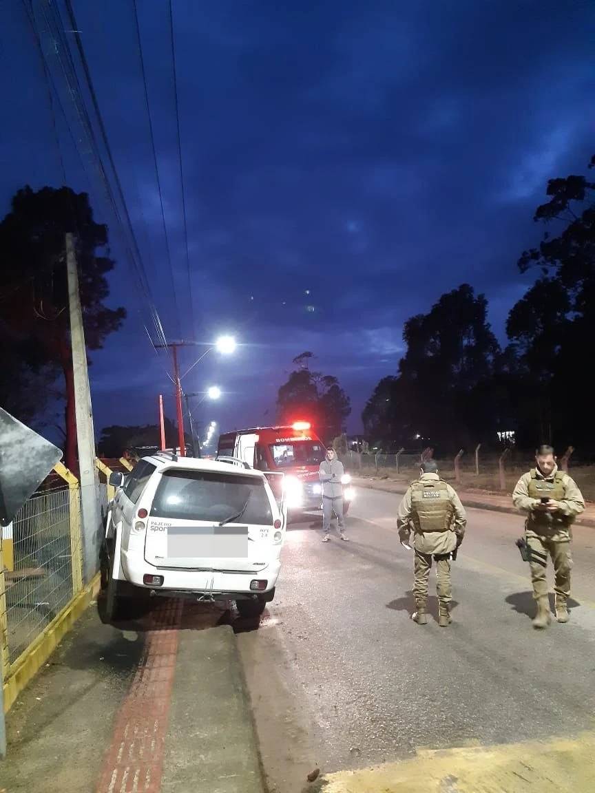 Carro colide em muro de residência após perder o controle da direção — foto 2