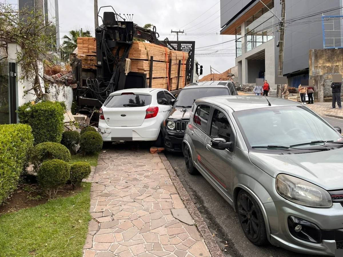 Caminhão carregado com madeira não consegue subir morro e provoca acidente em Criciúma — foto 1