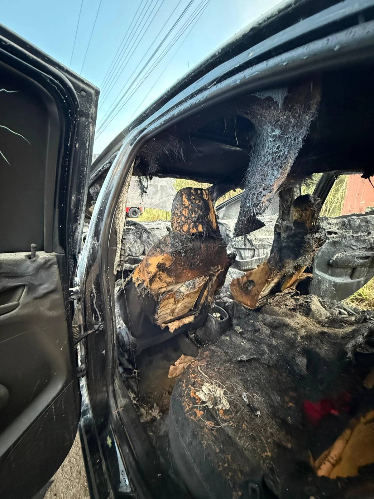 Carro é destruído por incêndio em Morro da Fumaça — foto 2