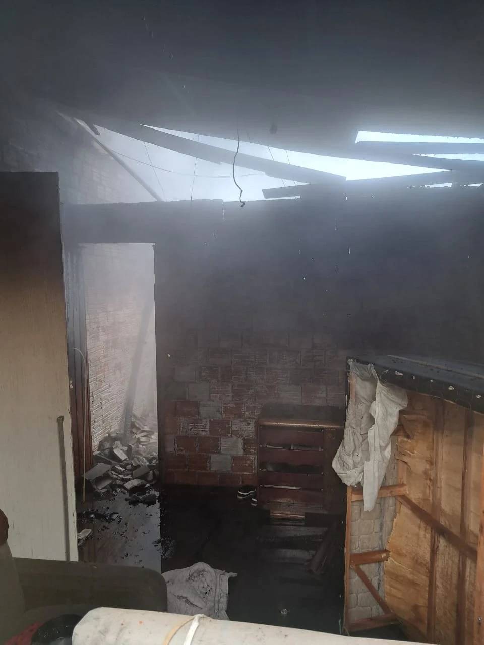 Homem recebe atendimento após inalar fumaça durante incêndio em Araranguá — foto 1