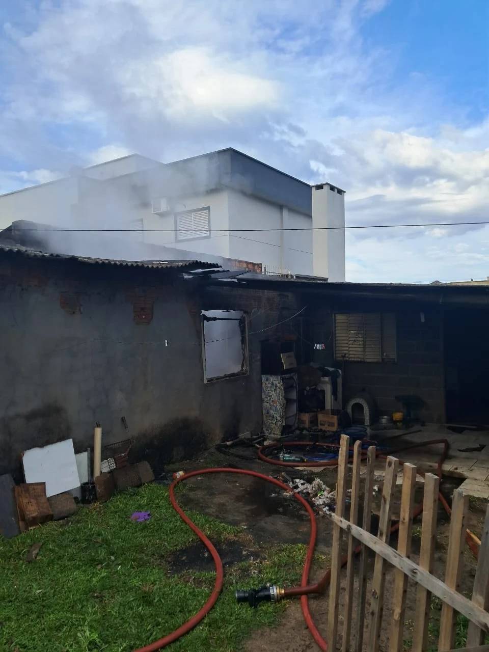 Homem recebe atendimento após inalar fumaça durante incêndio em Araranguá — foto 2
