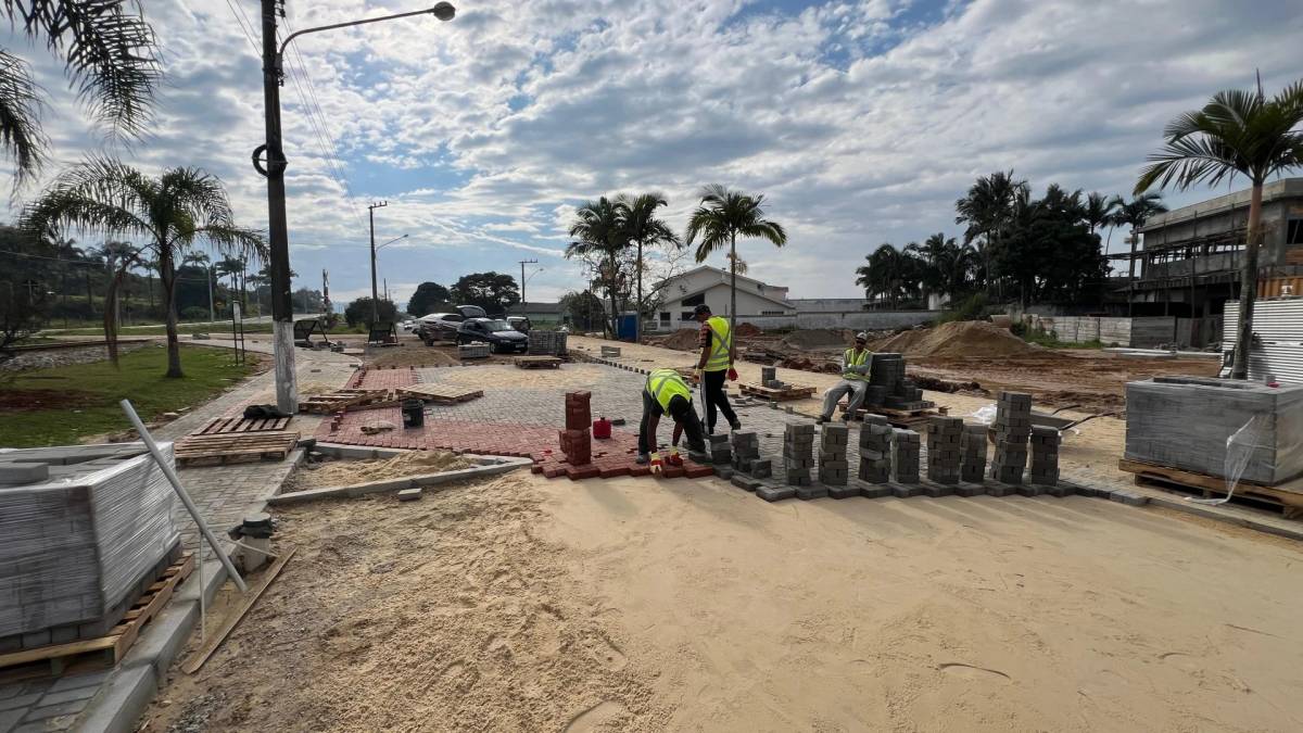 Parque Linear: obras avançam e inicia a colocação de paver na rua Primo Ítalo Naspolini — foto 1