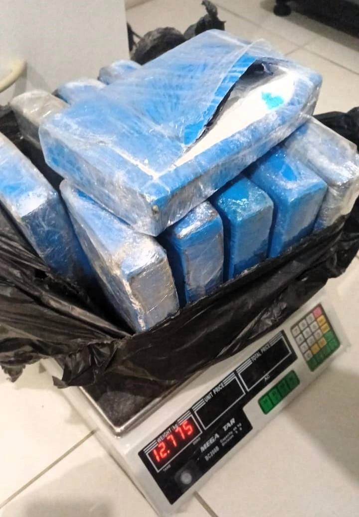 Dupla é presa com mais de 10 quilos de cocaína na BR-101 em Laguna — foto 3