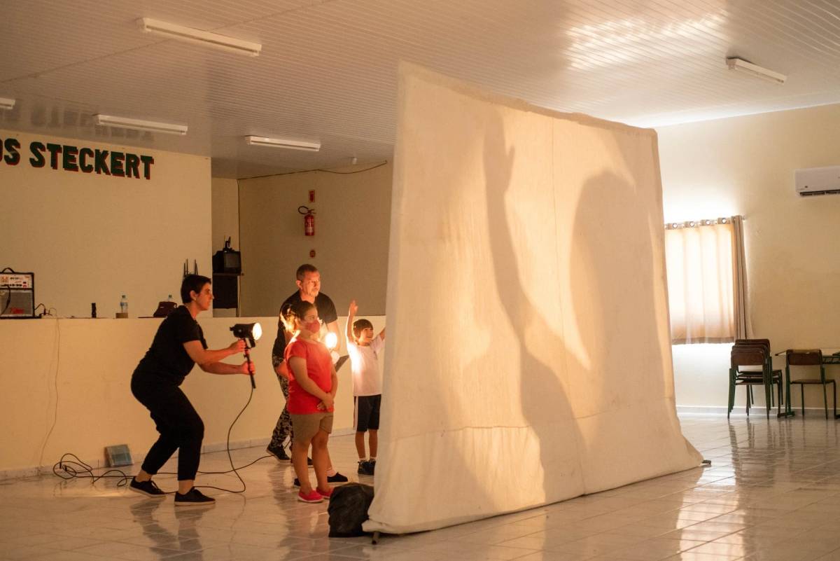 Teatro de sombras promove reflexão com inclusão e acessibilidade em Nova Veneza — foto 2