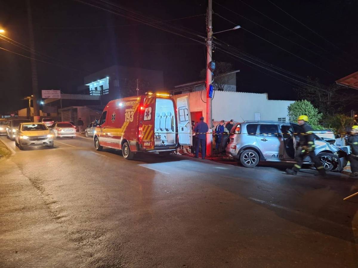 Idosa fica ferida após colisão entre carros em Criciúma — foto 1