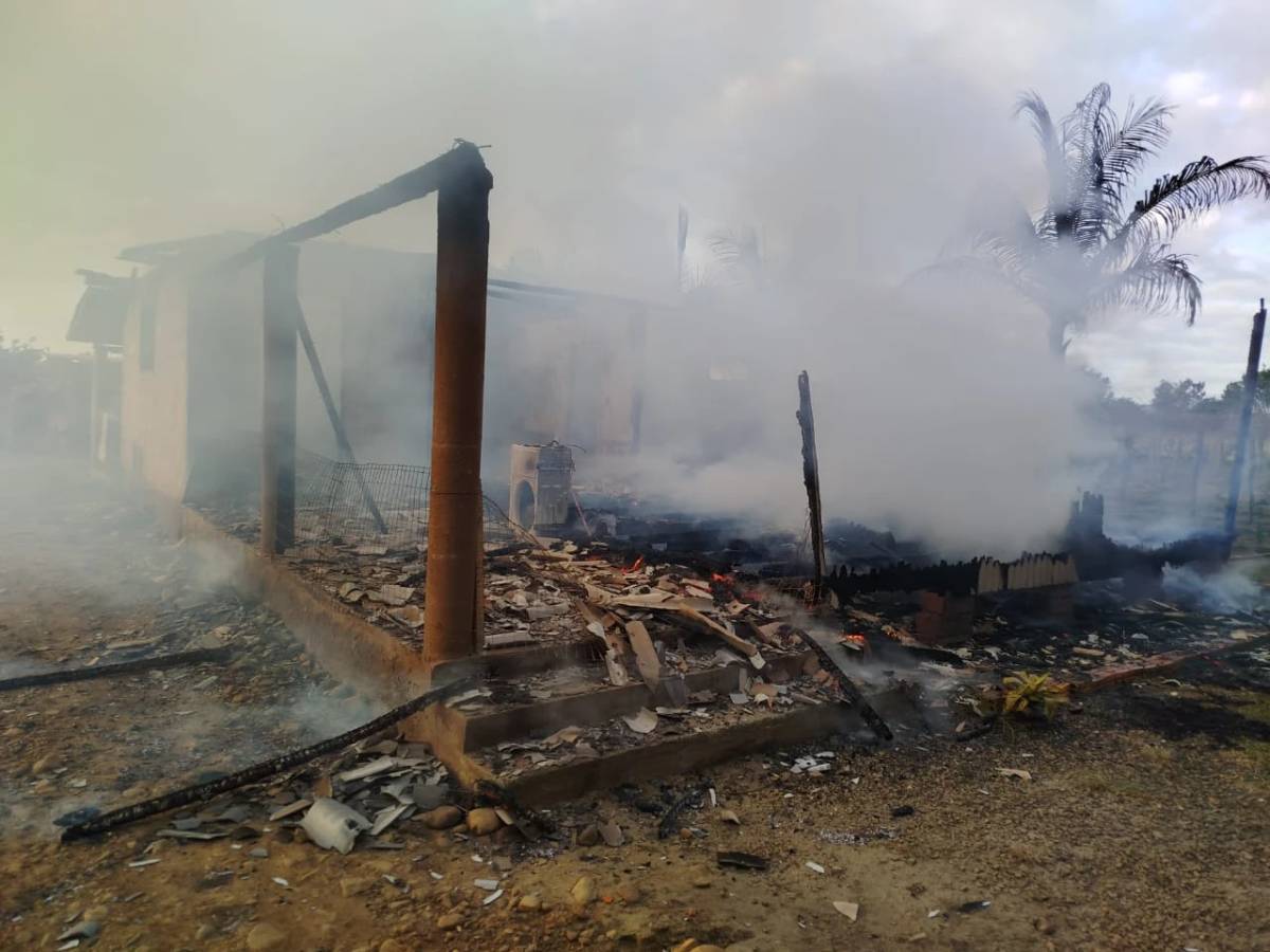 Residência é destruída por incêndio — foto 1