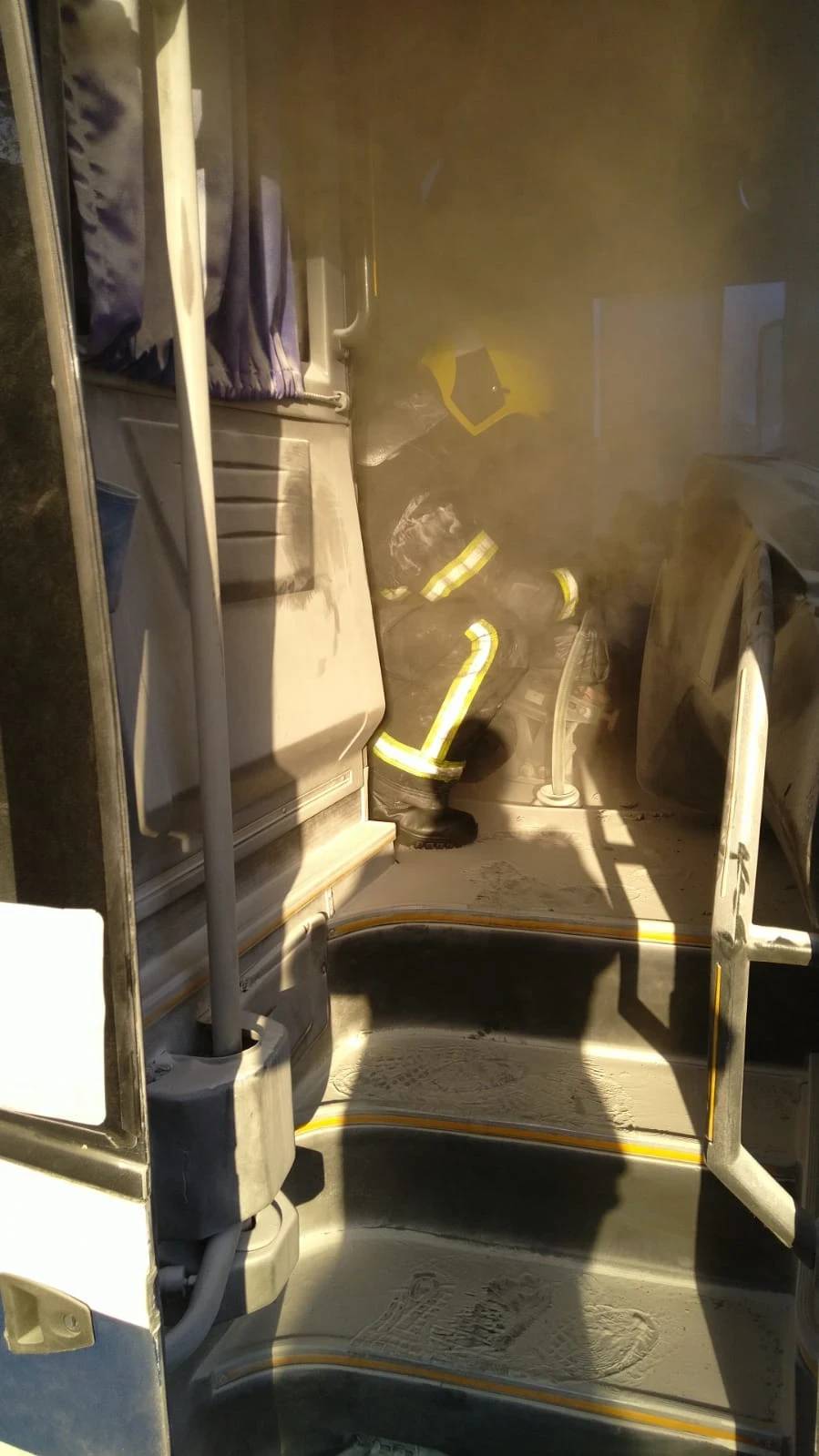 Ônibus escolar pega fogo em Criciúma e mobiliza bombeiros — foto 1