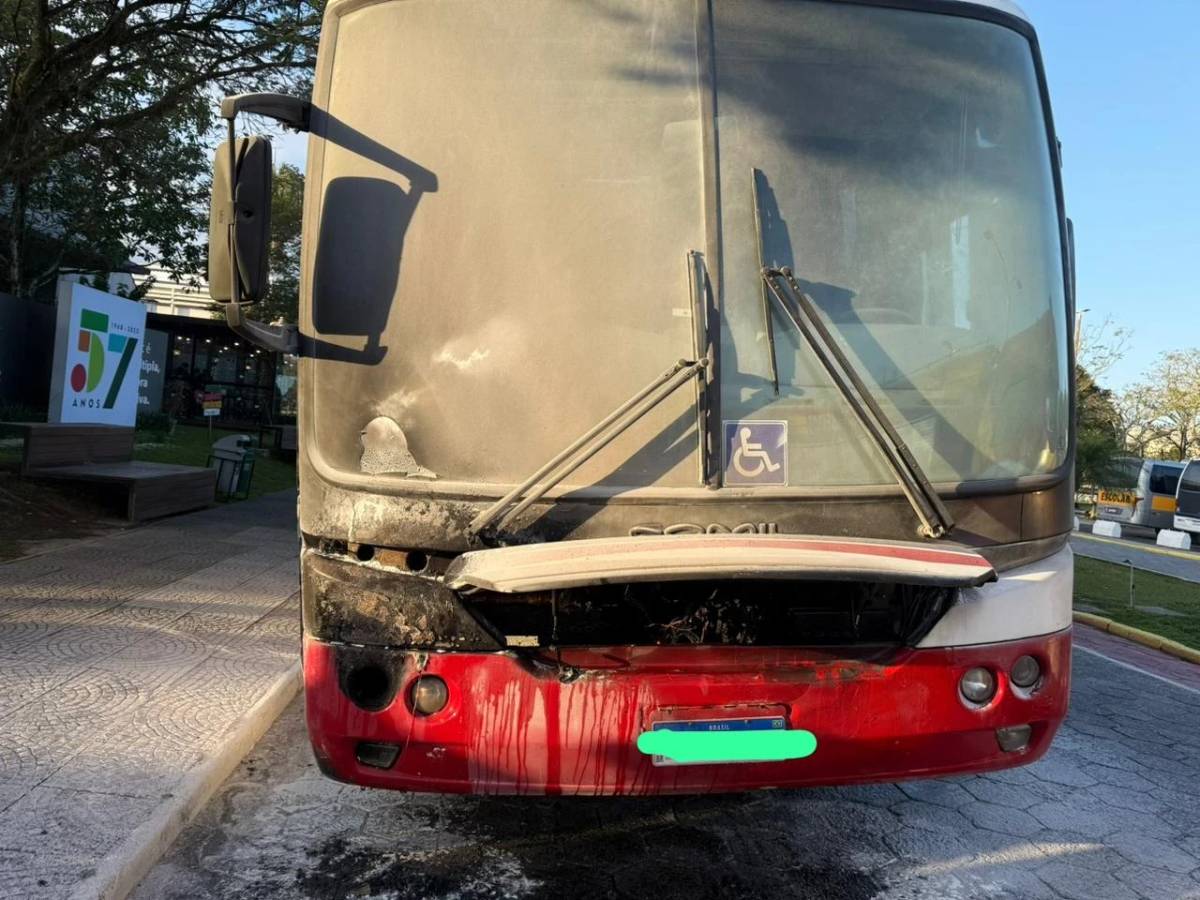 Ônibus escolar pega fogo em Criciúma e mobiliza bombeiros — foto 2