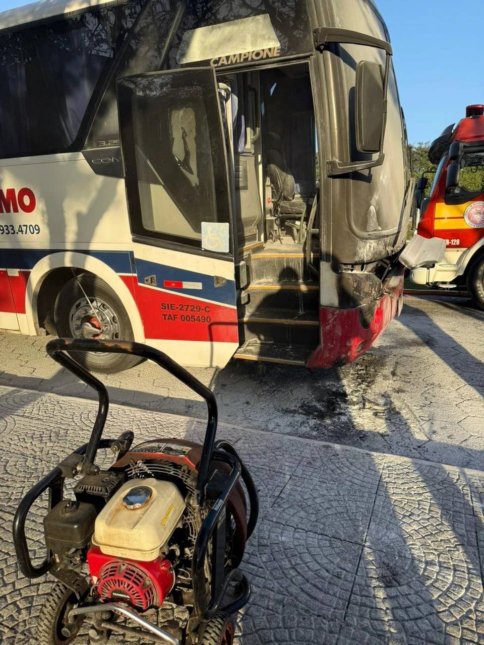 Ônibus escolar pega fogo em Criciúma e mobiliza bombeiros — foto 4