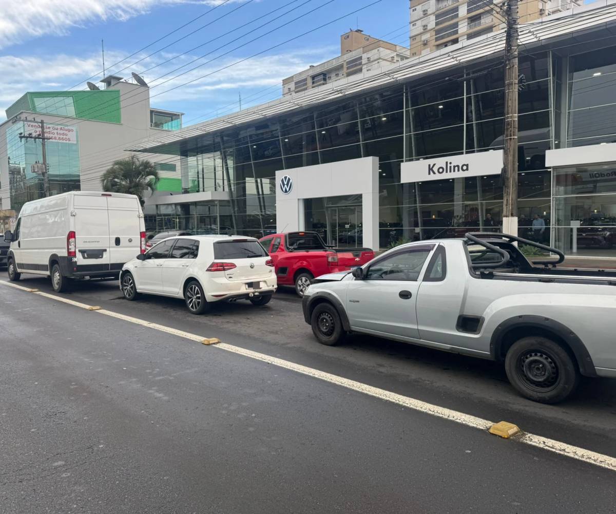 Acidente envolvendo quatro carros complica o trânsito na avenida Centenário em Criciúma — foto 1
