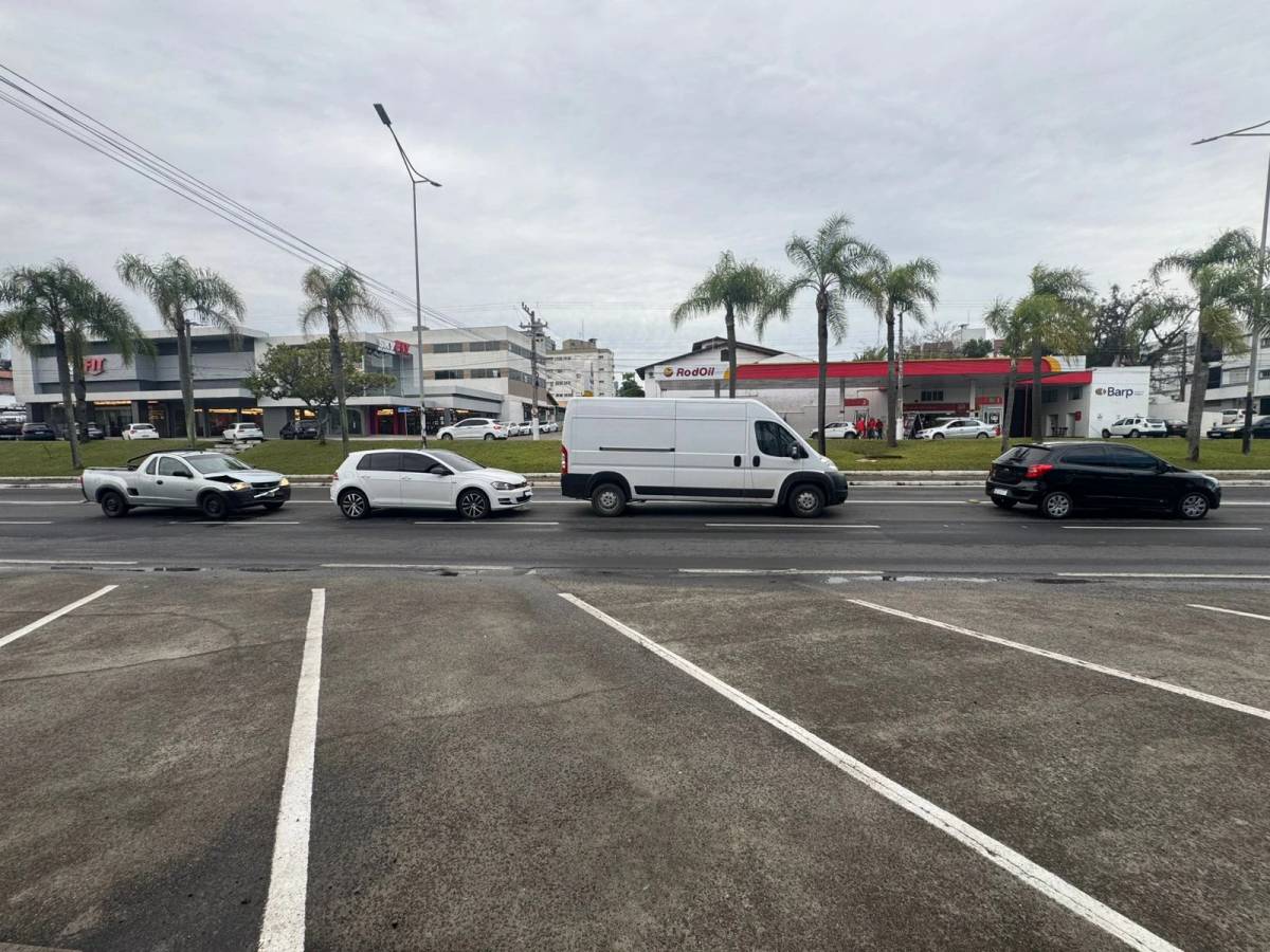Acidente envolvendo quatro carros complica o trânsito na avenida Centenário em Criciúma — foto 2