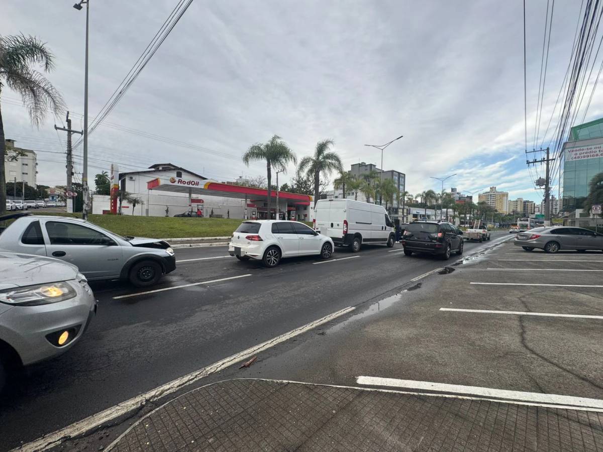 Acidente envolvendo quatro carros complica o trânsito na avenida Centenário em Criciúma — foto 4