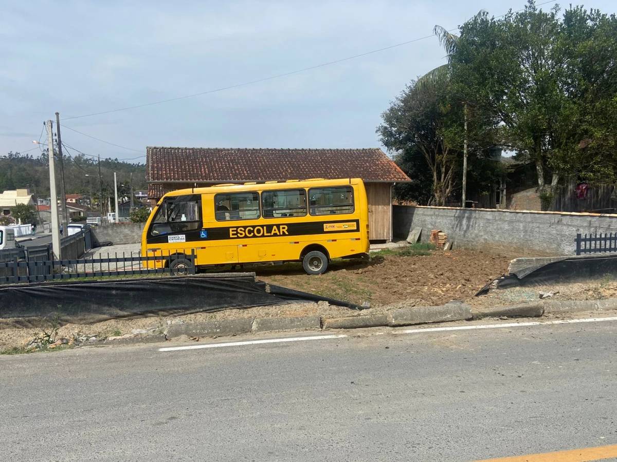 Sem motorista, micro-ônibus desgovernado quebra muro e invade pátio de residência — foto 1