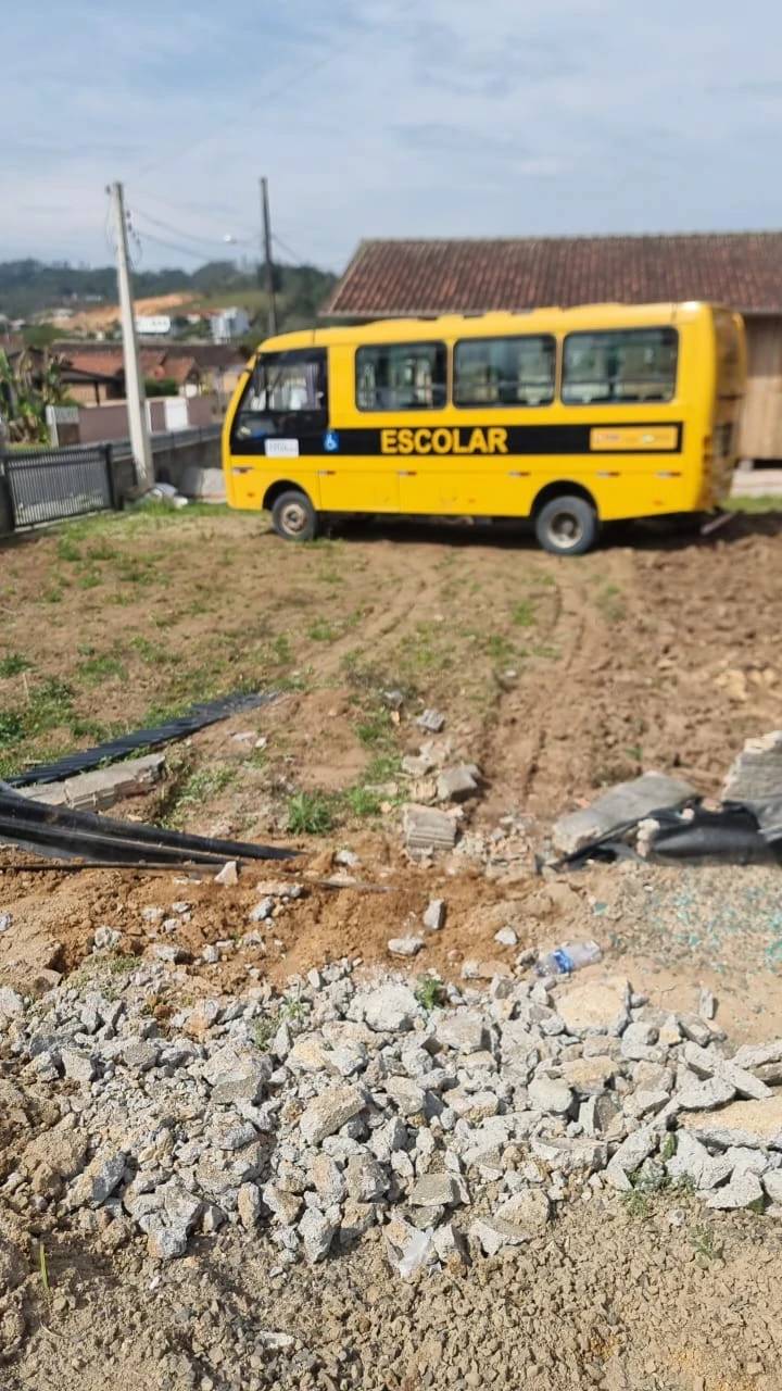 Sem motorista, micro-ônibus desgovernado quebra muro e invade pátio de residência — foto 2