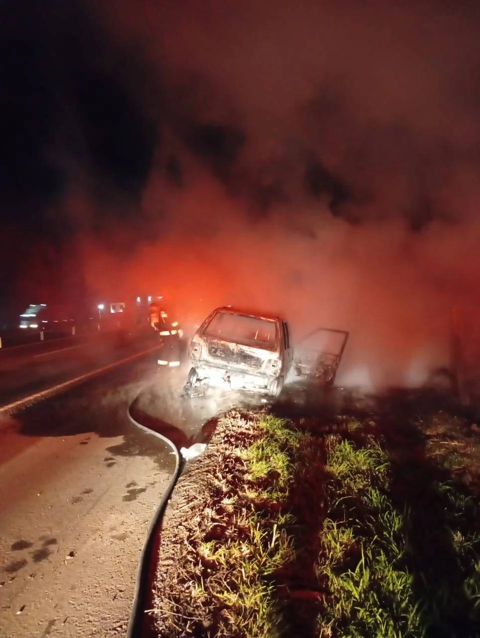 Incêndio nas margens da BR-101 deixa carro destruído — foto 1
