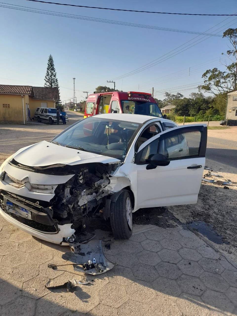 Colisão frontal deixa passageira ferida em Jaguaruna — foto 7