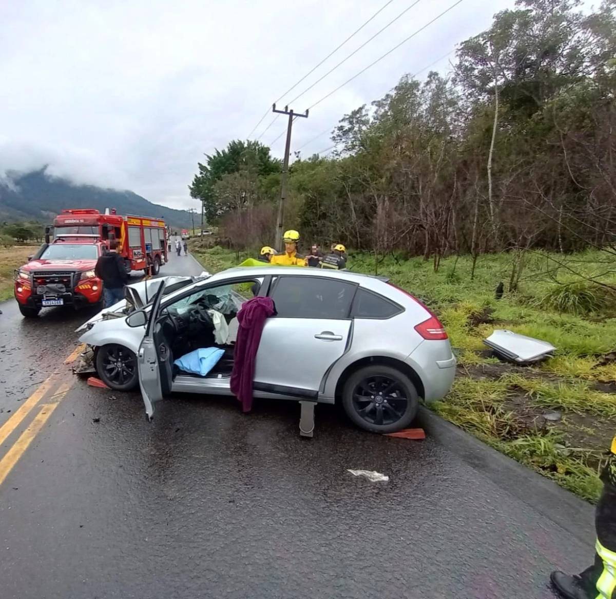 Acidente deixa três pessoas feridas na SC-390; uma delas em estado grave — foto 1