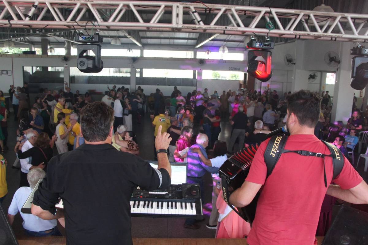 Morro da Fumaça promove segundo Baile da Terceira Idade de 2025 — foto 2