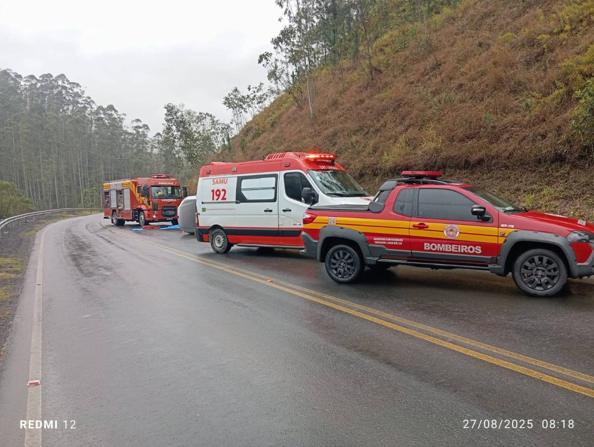 Motorista perde o controle da direção e capota carro na SC-390 — foto 1