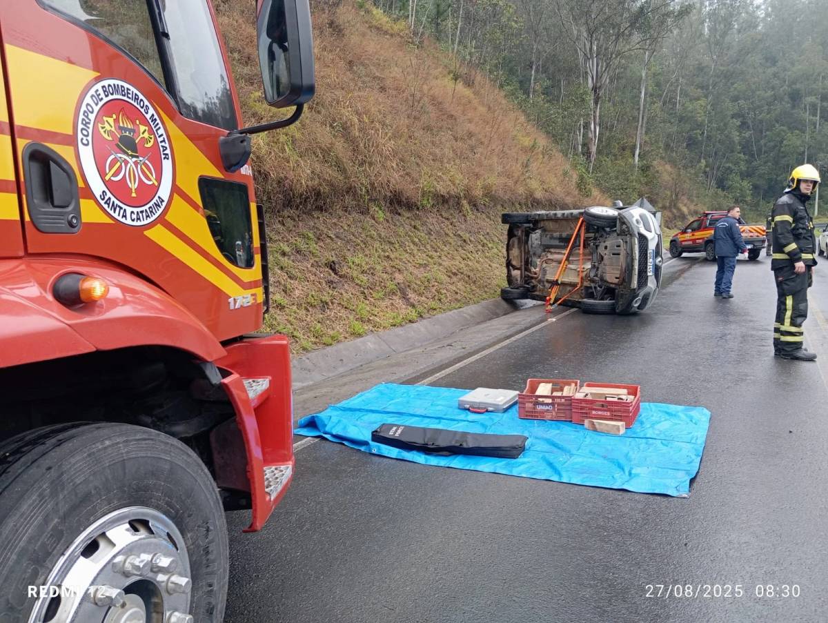 Motorista perde o controle da direção e capota carro na SC-390 — foto 2