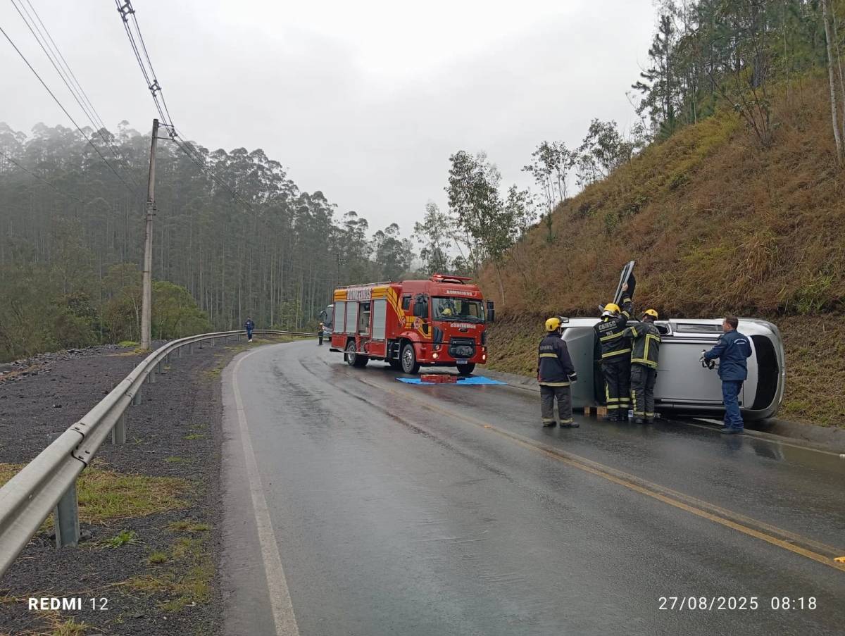 Motorista perde o controle da direção e capota carro na SC-390 — foto 4