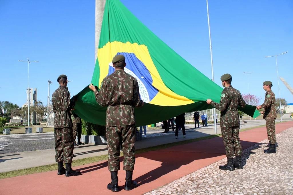 Semana da Pátria inicia com cerimônia de troca da bandeira do Brasil em Criciúma — foto 1