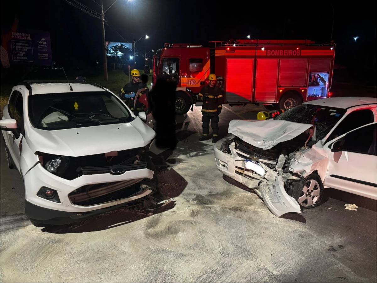 Fotos: colisão frontal mobiliza Corpo de Bombeiros e Samu em Içara — foto 2