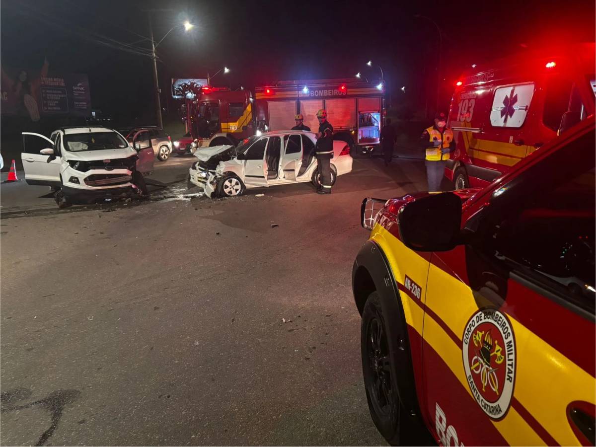 Fotos: colisão frontal mobiliza Corpo de Bombeiros e Samu em Içara — foto 3
