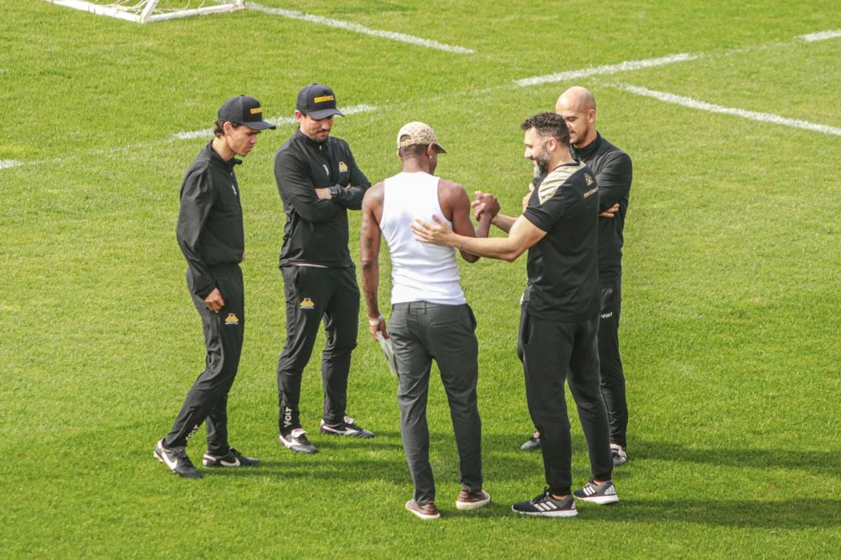 Vídeo: Marcelo Benevenuto se despede dos jogadores e comissão técnica no CT Antenor Angeloni — foto 2