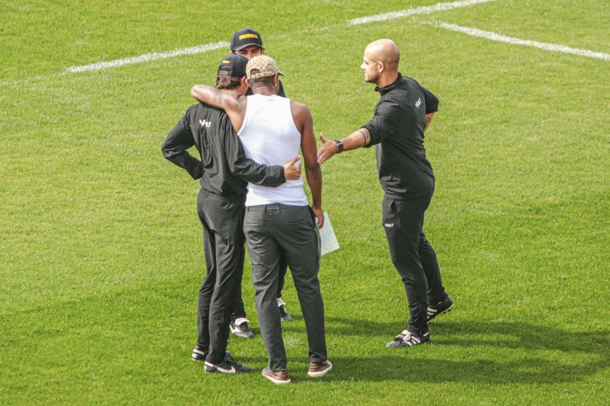 Vídeo: Marcelo Benevenuto se despede dos jogadores e comissão técnica no CT Antenor Angeloni — foto 3
