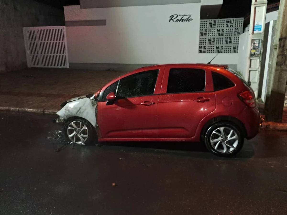Incêndio destrói parte dianteira de carro durante a madrugada — foto 1