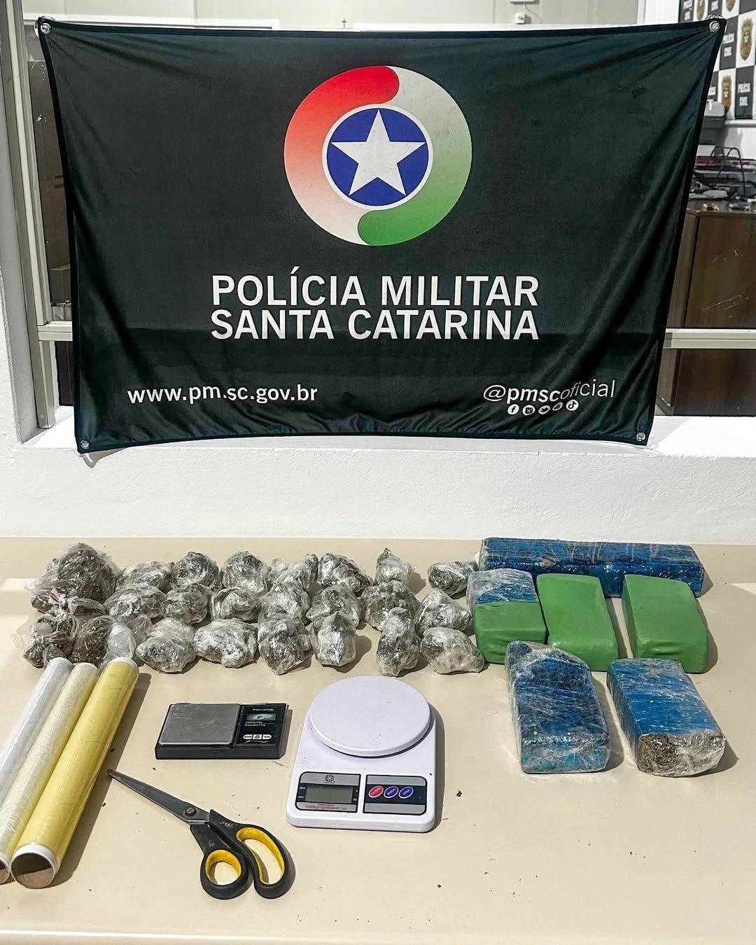 Vídeo e fotos: PM apreende mais de 3,5 quilos de drogas — foto 1