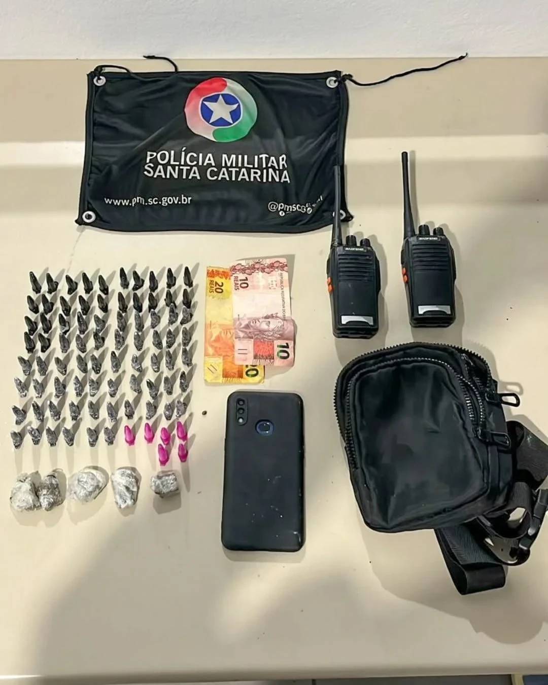 Vídeo e fotos: PM apreende mais de 3,5 quilos de drogas — foto 2