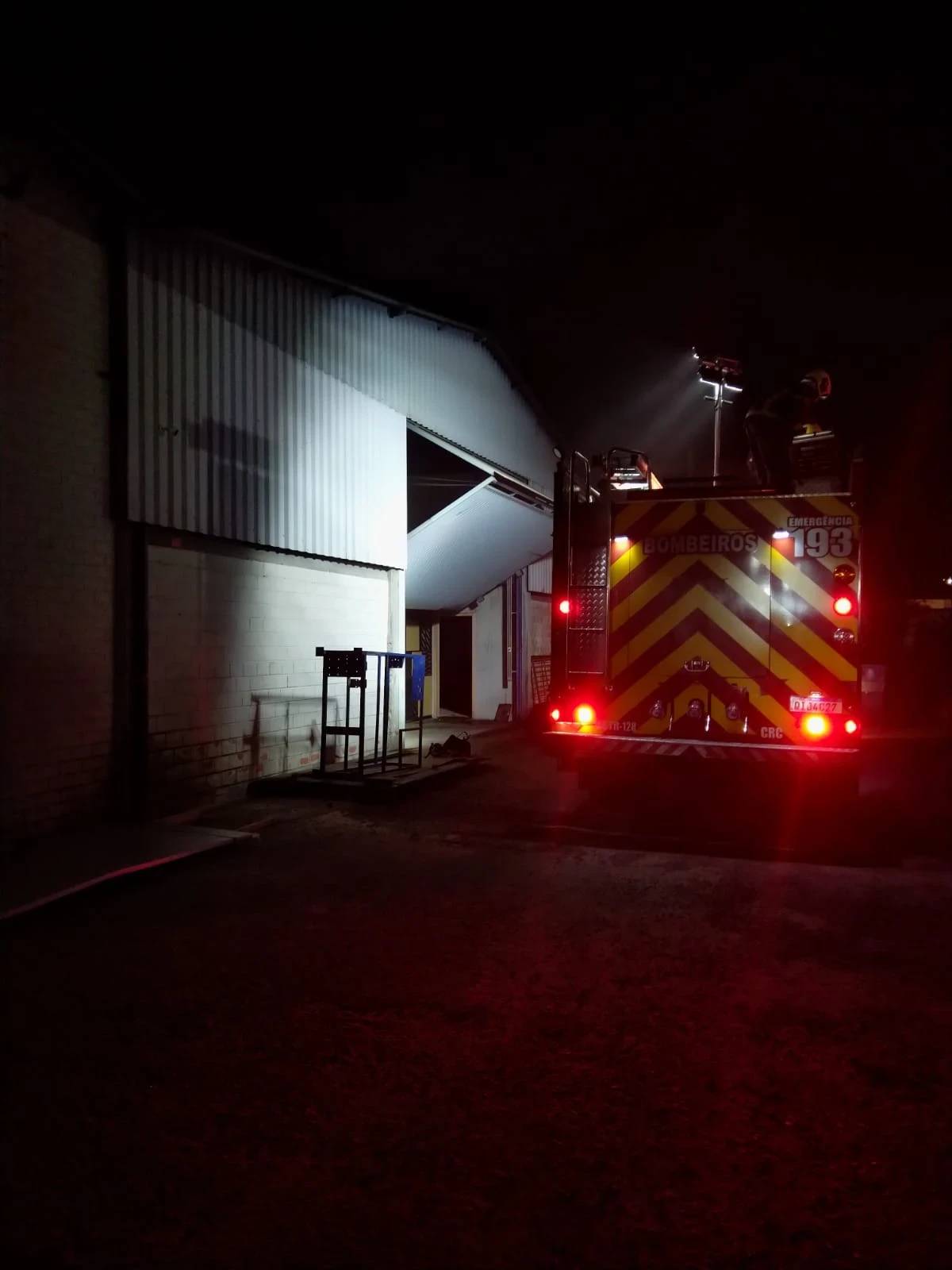 Princípio de incêndio derrete caixa d'água e destrói prateleira em empresa de Criciúma — foto 1