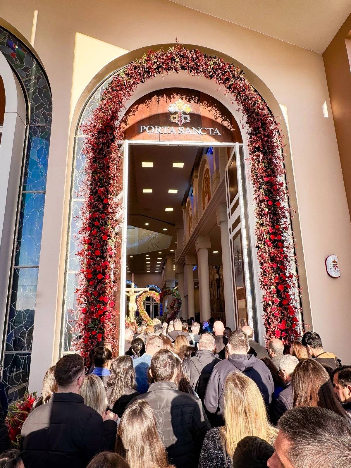 Basílica celebra um ano de elevação com abertura da Porta da Misericórdia — foto 1