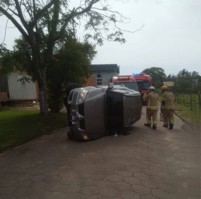 Jaguaruna: motorista colide em árvore e tomba veículo — foto 1