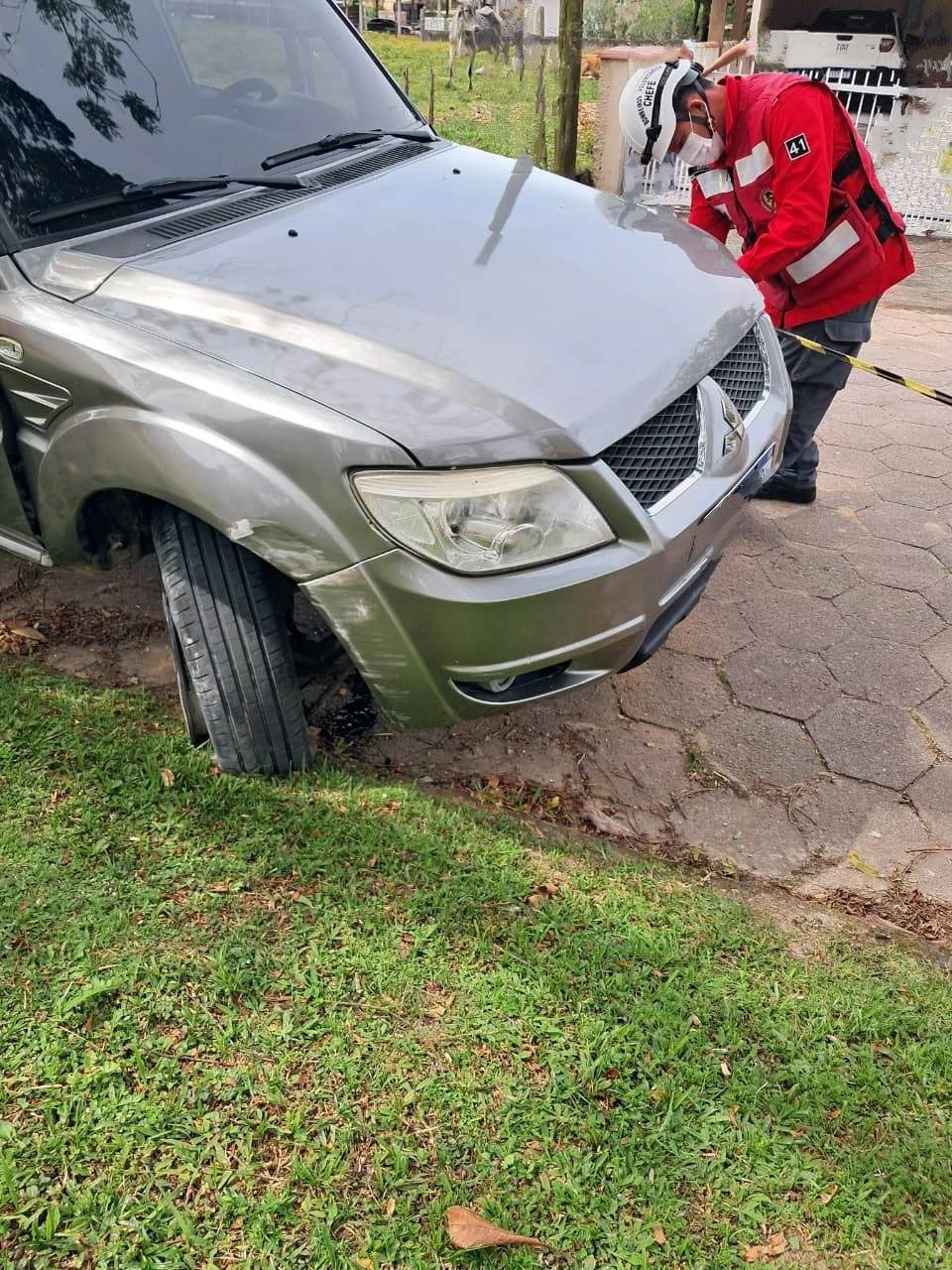 Jaguaruna: motorista colide em árvore e tomba veículo — foto 7